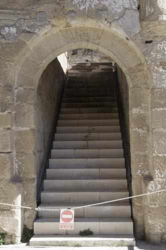 Escalera al dormitorio desde el claustro del monasteriode Monsalud